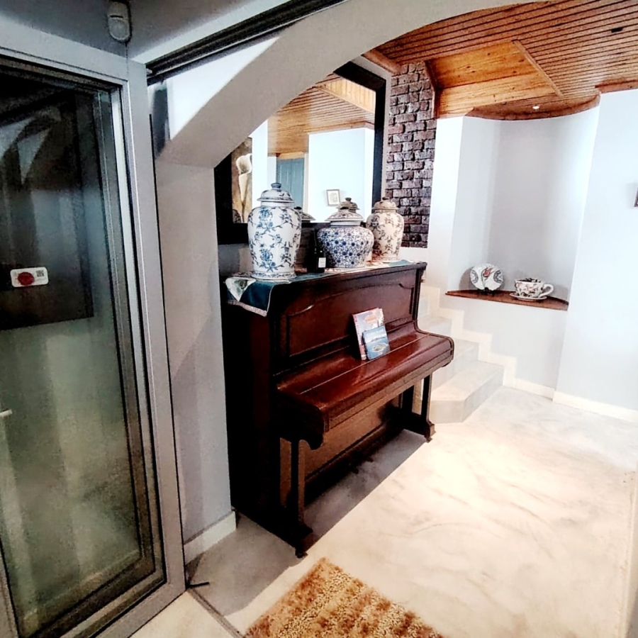 5 Bedroom Property for Sale in Beacon Bay Eastern Cape